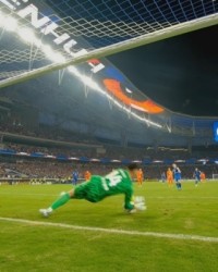 无比懊恼！王大雷差点就扑出吴曦点球，飞身扑救落地后双手捂头