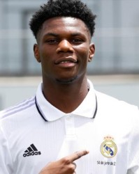 kaiyun-西媒：选择加盟皇马 楚阿梅尼拒绝巴黎超千万年薪