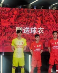 开云体育官网-记者晒海港新赛季球衣上身照：红得比较清新一些，挺好看的