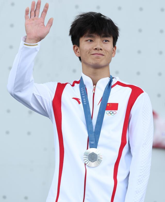 巴黎奥运会丨攀岩——男子速度赛：伍鹏获得银牌XxjpseC010716_20240808_MVPFN0A001.jpg